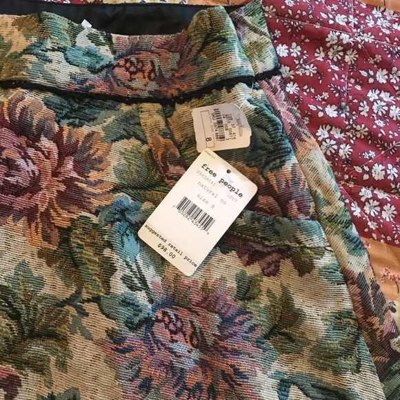 Short flowery skirt - Picture 2 of 2